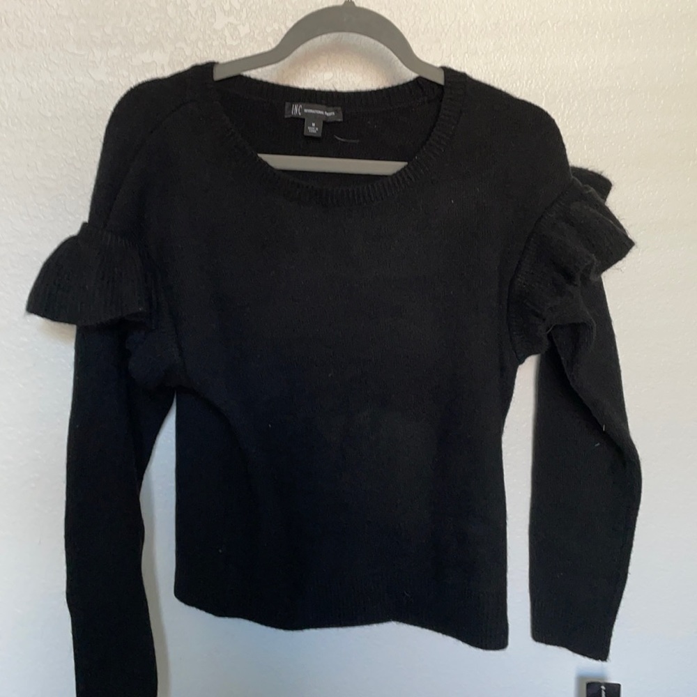 Black ruffles sleeved sweater